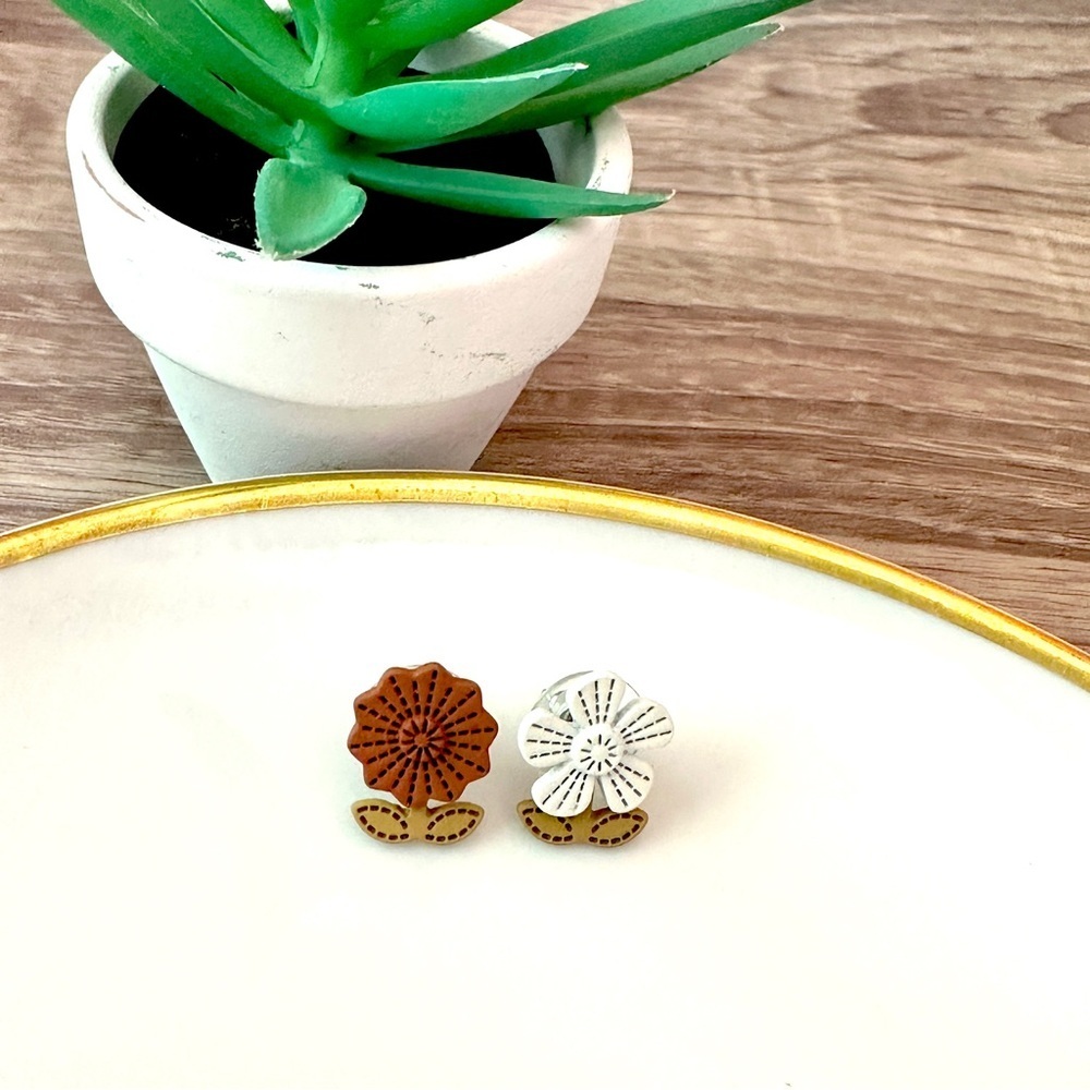 3/$22🩶 Layered Flower Earrings Boho Simple Neutral Natural Colors Dainty NEW